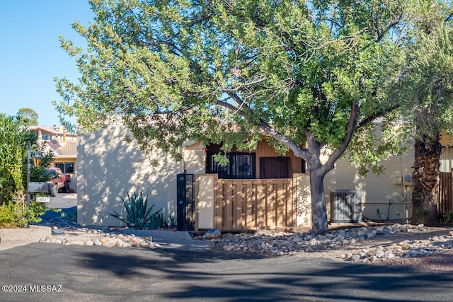 view of front of property