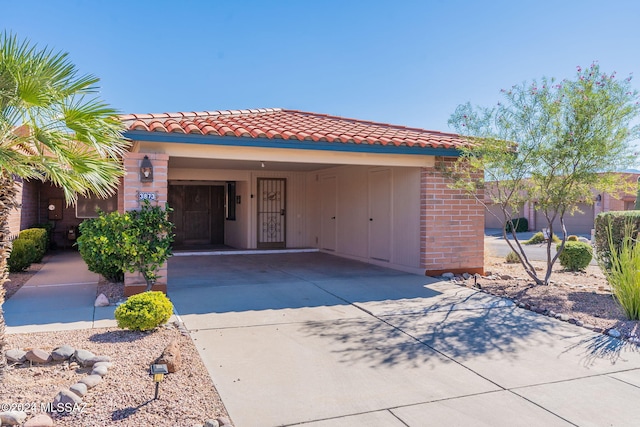 view of front of property featuring a carport