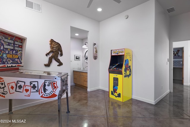 recreation room with sink and ceiling fan