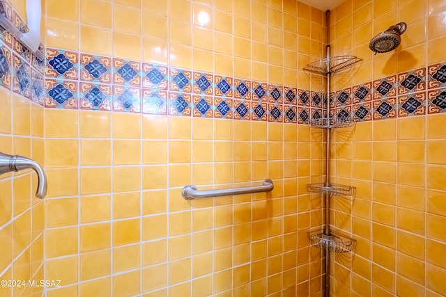 bathroom featuring tiled shower