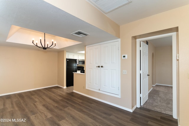 hall featuring visible vents, baseboards, a chandelier, and dark wood-style flooring