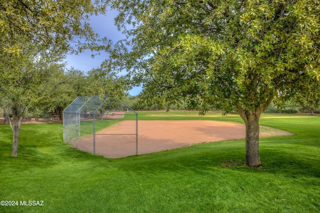 view of property's community featuring a lawn