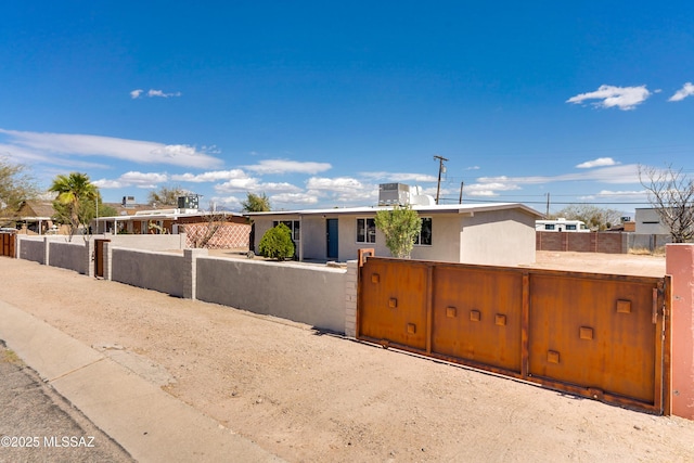 6121 S Hildreth Ave, Tucson, AZ 85746 - view of front of house featuring a fenced front yard and a gate