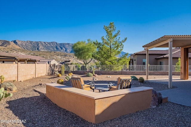 view of yard featuring a mountain view