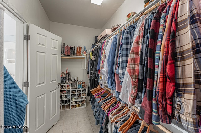 spacious closet featuring light tile patterned floors