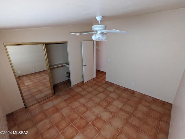 unfurnished bedroom featuring ceiling fan and a closet