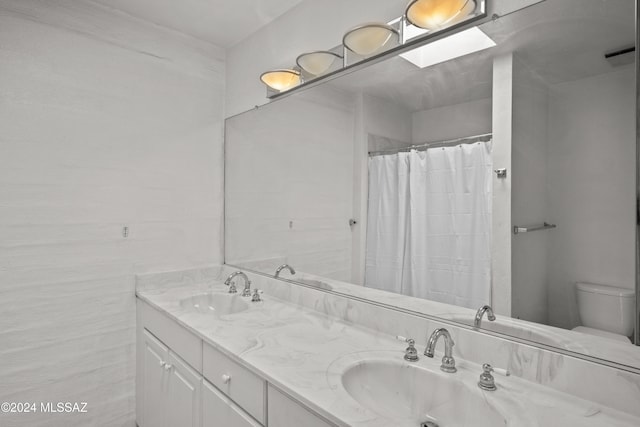 bathroom with a shower with shower curtain, vanity, and toilet