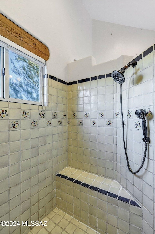 bathroom featuring a tile shower