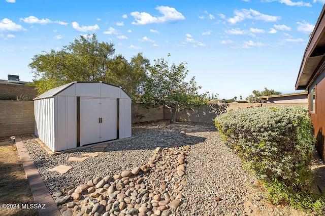 view of yard featuring a storage unit