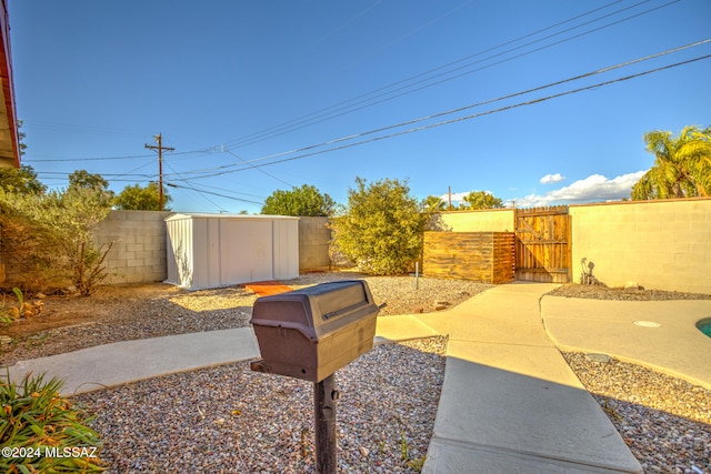 view of yard featuring a shed