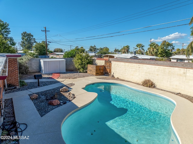 view of swimming pool