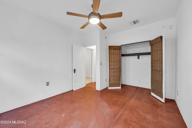 unfurnished bedroom featuring concrete flooring, ceiling fan, and a closet