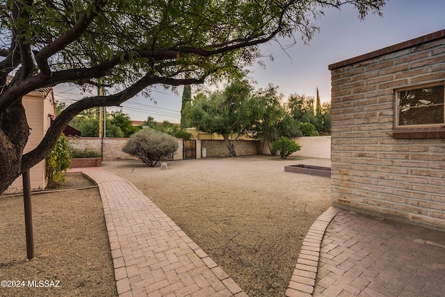 view of yard at dusk