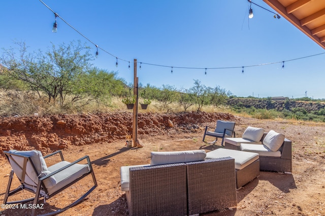 view of yard featuring outdoor lounge area