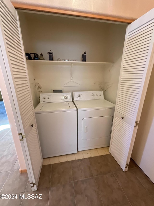 laundry room with tile patterned floors and washing machine and dryer