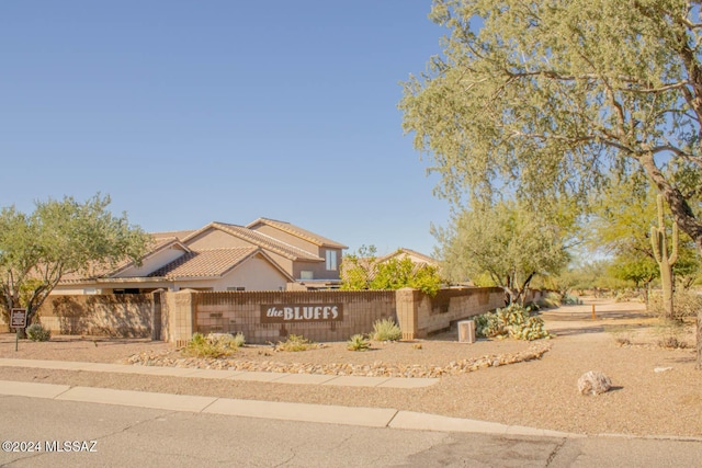 view of front of home with a fenced front yard