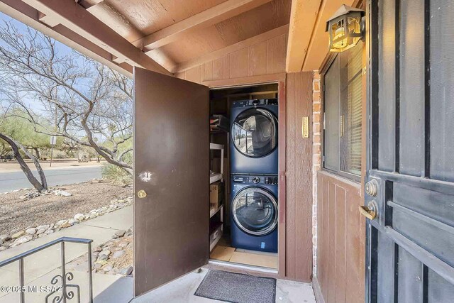 entrance to property with stacked washer / dryer