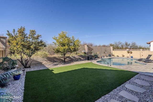 view of yard with a fenced in pool