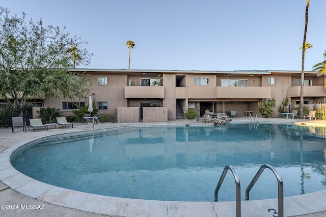 view of swimming pool