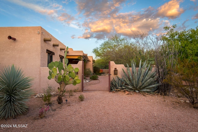 view of yard at dusk