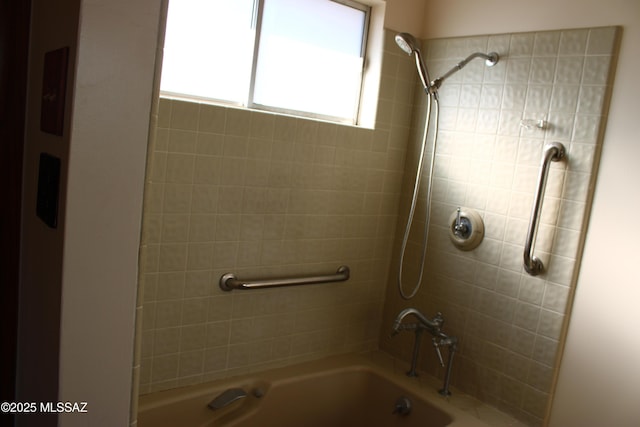 bathroom featuring tiled shower / bath