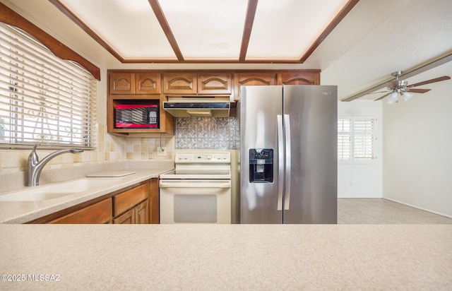 kitchen featuring stainless steel refrigerator with ice dispenser, sink, tasteful backsplash, electric range, and ceiling fan