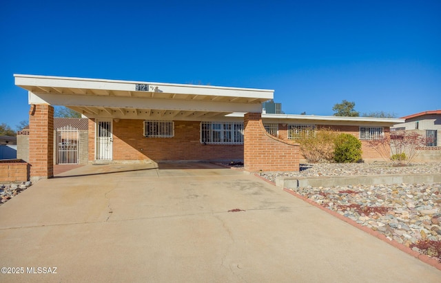 view of front of property featuring a carport