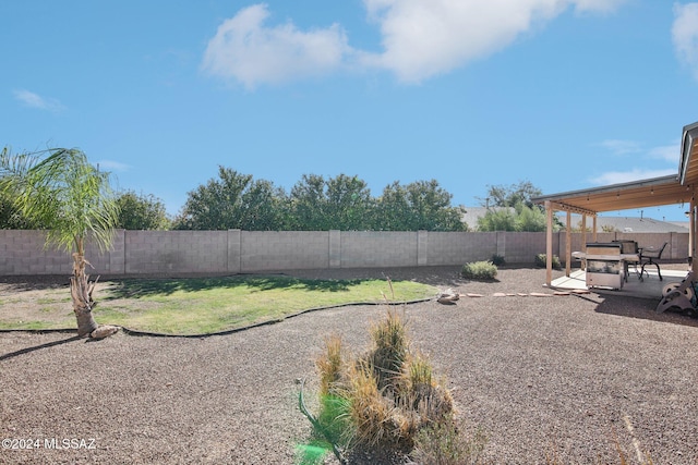 view of yard featuring a patio area