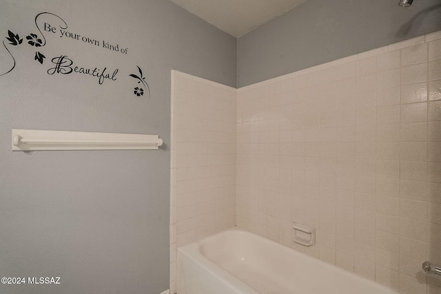 bathroom featuring tiled shower / bath