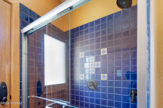 bathroom featuring a tile shower