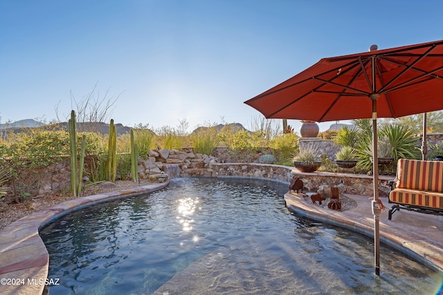 view of swimming pool featuring pool water feature