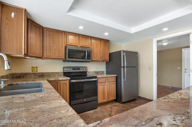 kitchen with sink, light tile patterned floors, ceiling fan, kitchen peninsula, and stainless steel appliances