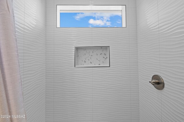 details with a tile shower