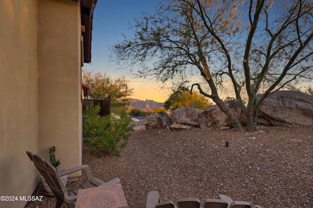 view of yard at dusk