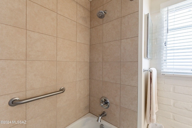 bathroom with tiled shower / bath