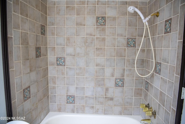 bathroom with tiled shower / bath