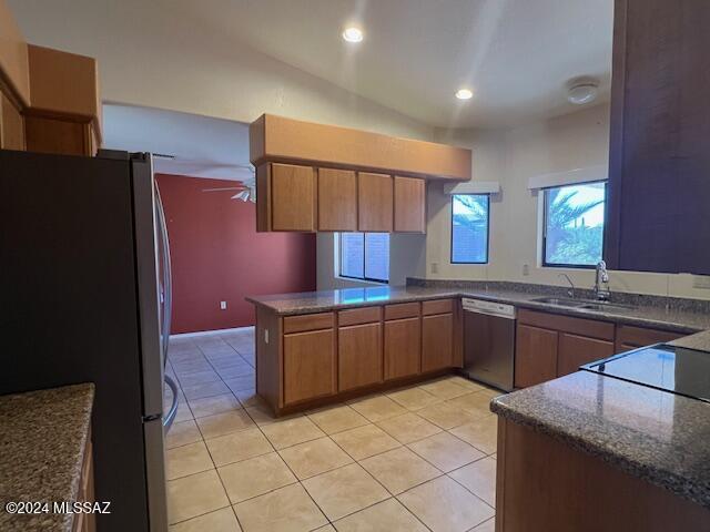 kitchen featuring stainless steel appliances, sink, kitchen peninsula, ceiling fan, and light tile patterned floors