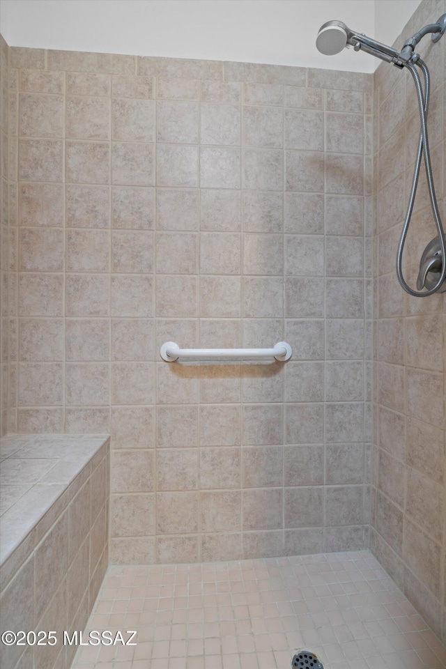 bathroom featuring tiled shower