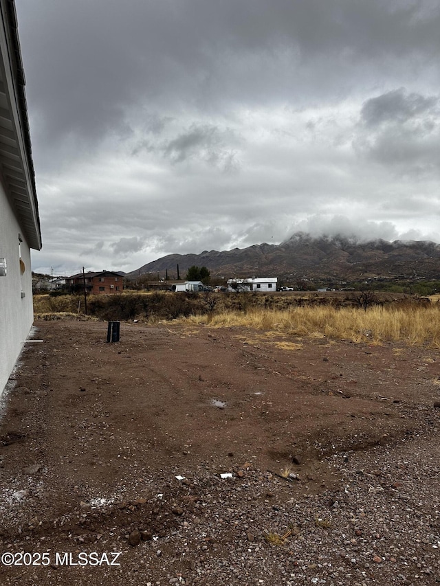 view of yard with a mountain view