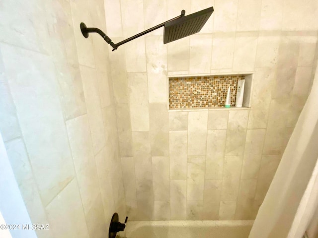 bathroom with shower / tub combo