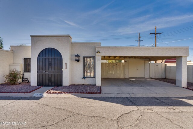 view of front facade featuring a carport