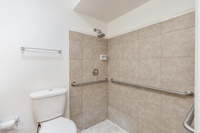 full bathroom featuring tiled shower and toilet