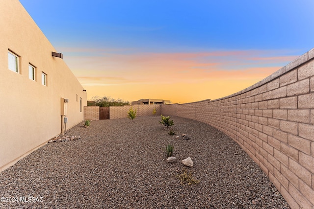 view of yard at dusk