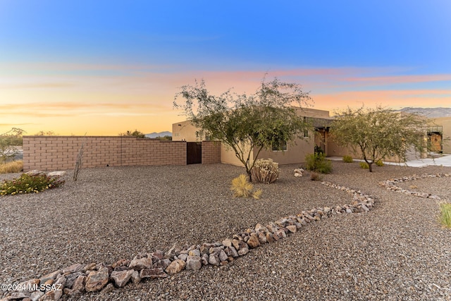 view of yard at dusk