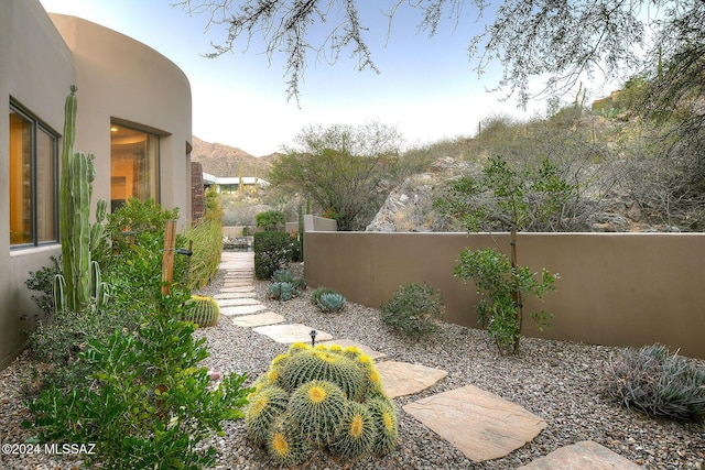 view of yard with a mountain view