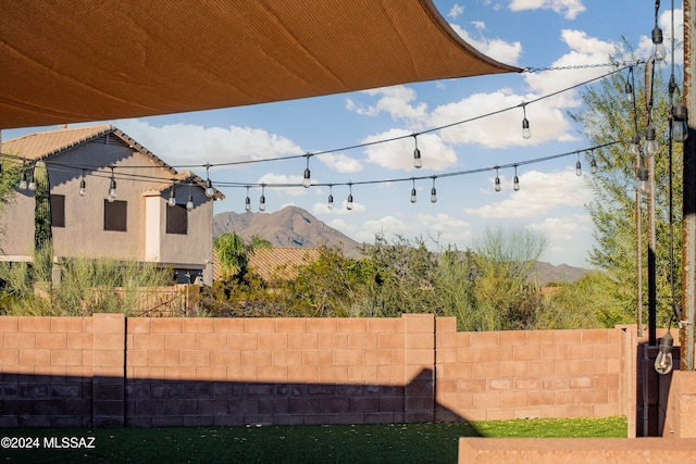 view of yard with a mountain view