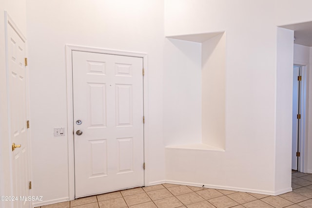 287 N Via Ln, Castellana, Green Valley, AZ 85614 - mudroom with light tile patterned flooring and baseboards