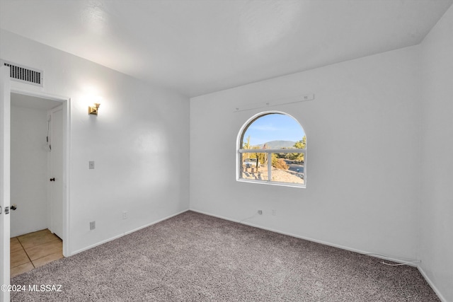 unfurnished room featuring carpet floors