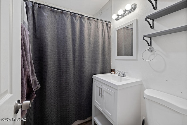 bathroom featuring a shower with curtain, vanity, and toilet