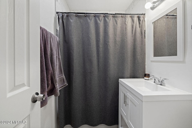 bathroom featuring a shower with curtain and vanity